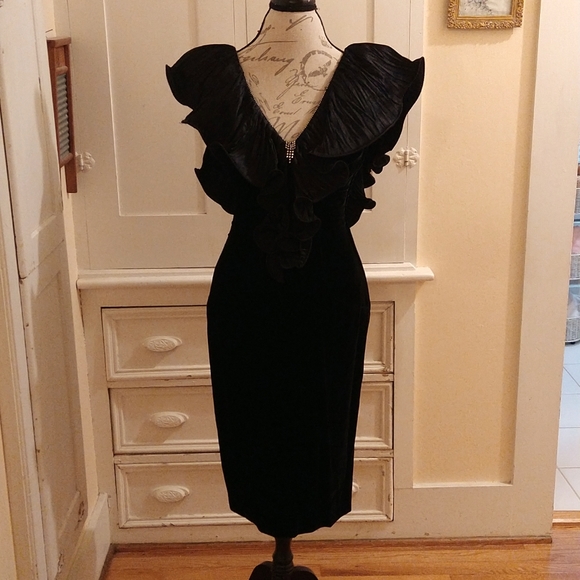 b.b. collections Dresses & Skirts - Vintage b.b. collections black velvet backless dress Sz 6